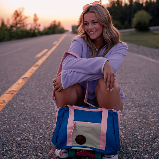 Sac de sport écoresponsable de couleur rose et bleu au allure vintage. Backpack made in canada. Lix. Sac a dos Canada