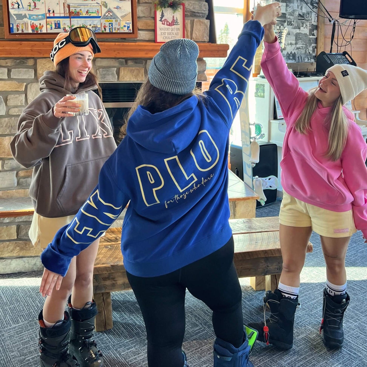 Hoodie à capuche avec intérieur hyper confortable de style velours couleur rose, bleu et brun.