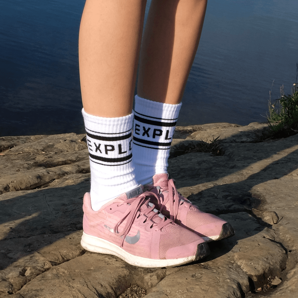 Bas chaussette en coton blanc conçu par Lix une entreprise québécoise.