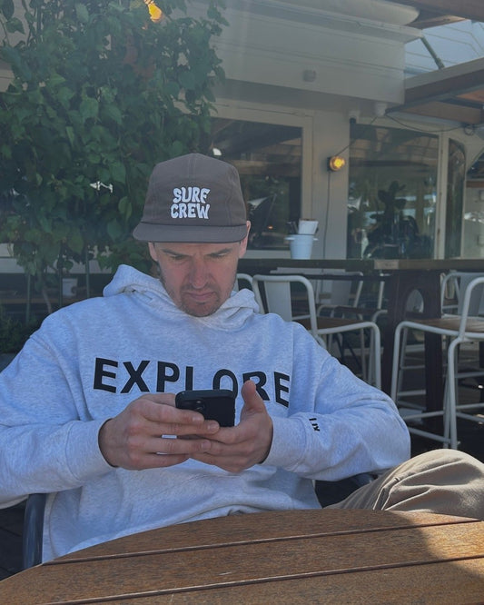 casquette en toile brune avec protection uv.