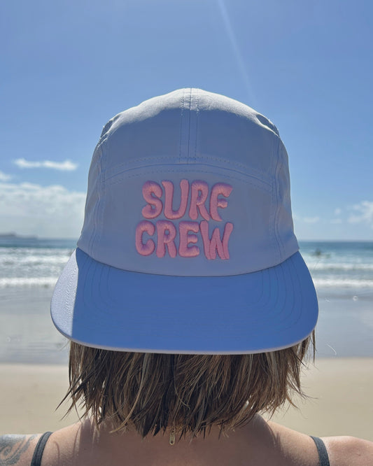 Casquette bleue avec broderie rose 3d surf crew avec protection u.v. pour homme et femme. ajustable à l'arrière.