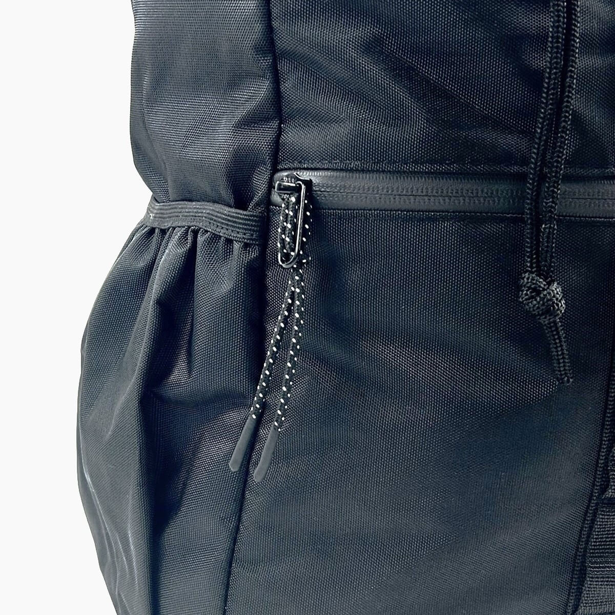 Sac à dos noir en polyester recyclé. Poche pour les bouteilles de chaque côté. Conçu pour l'aventure. Herschel backpack. passenger clothing backpack. Backpack made in canada. Lix. Sac a dos Canada