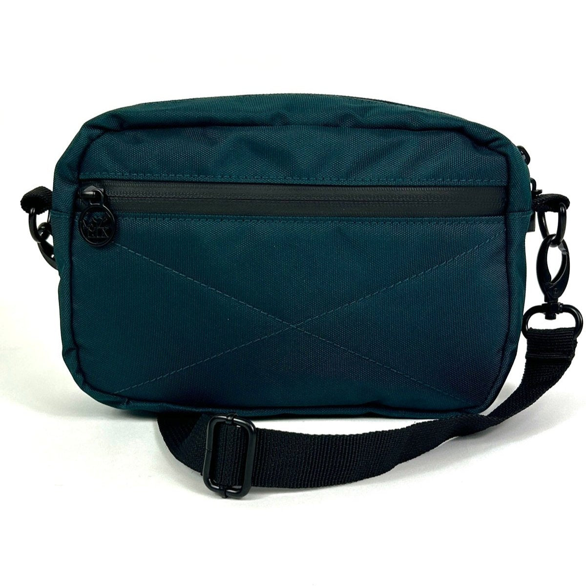 Réversible et polyvalent sac bandoulière pouvant être porté comme sac banane ou hip bag ou fanny pack. Fermeture éclair scellé.