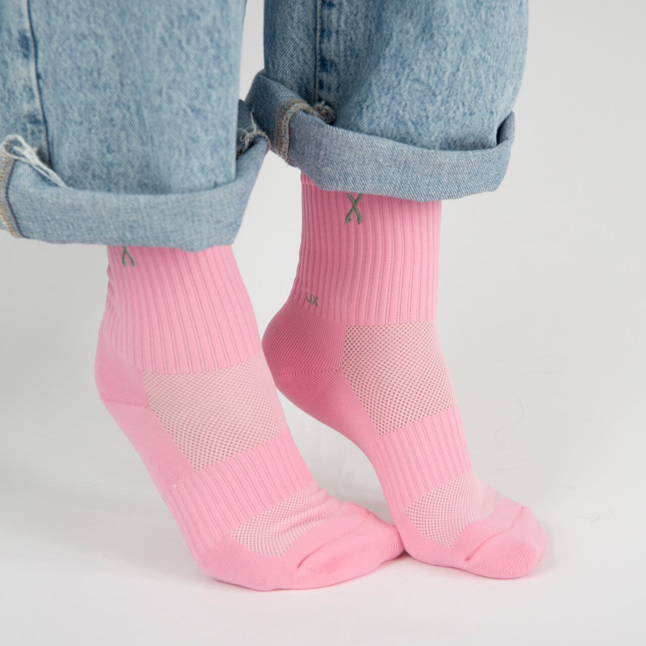 Chaussette de couleur rose faite pour les sports conçu par Lix design une entreprise québécoise.  Bas court.