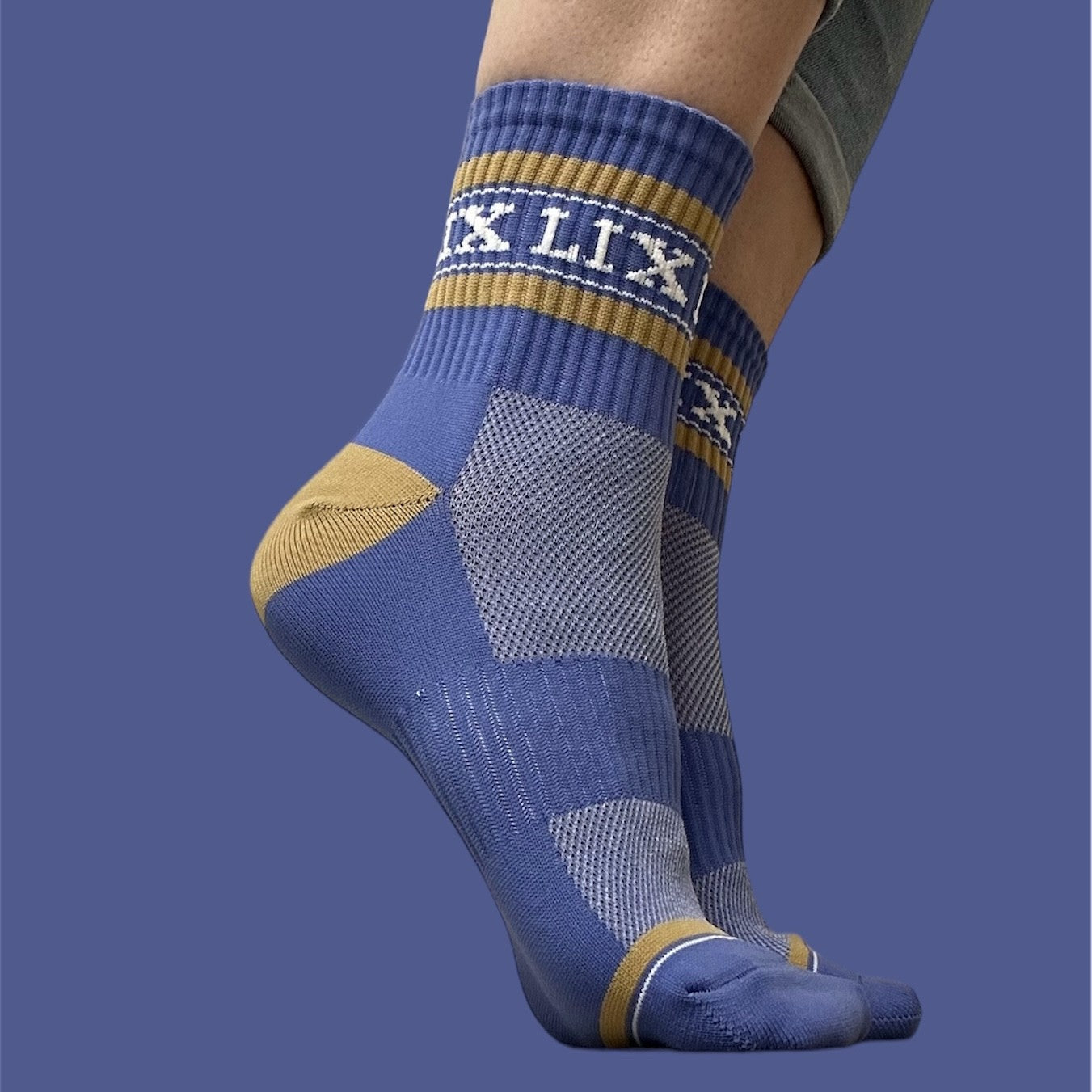 Chaussette de couleur bleu et beige conçu pour bouger. Bas qui respire. Bas court.