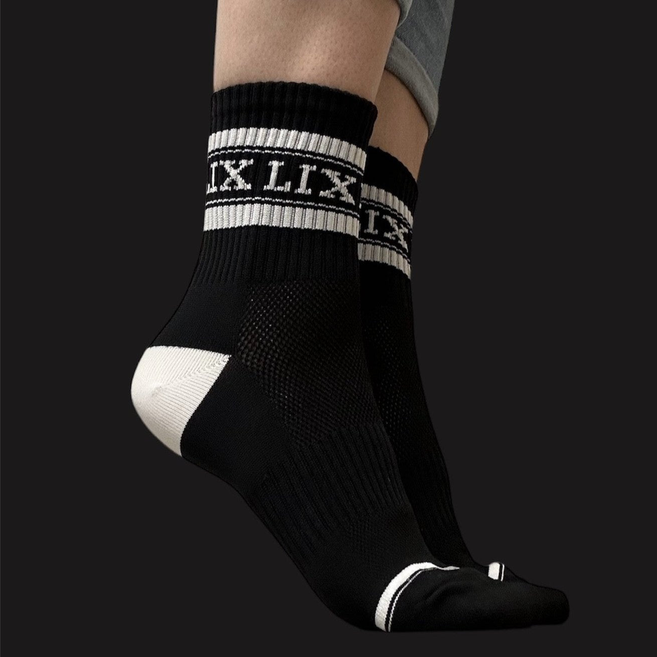 Chaussette de sport de couleur noir faite pour les sports conçu par Lix design une entreprise québécoise. Bas court.