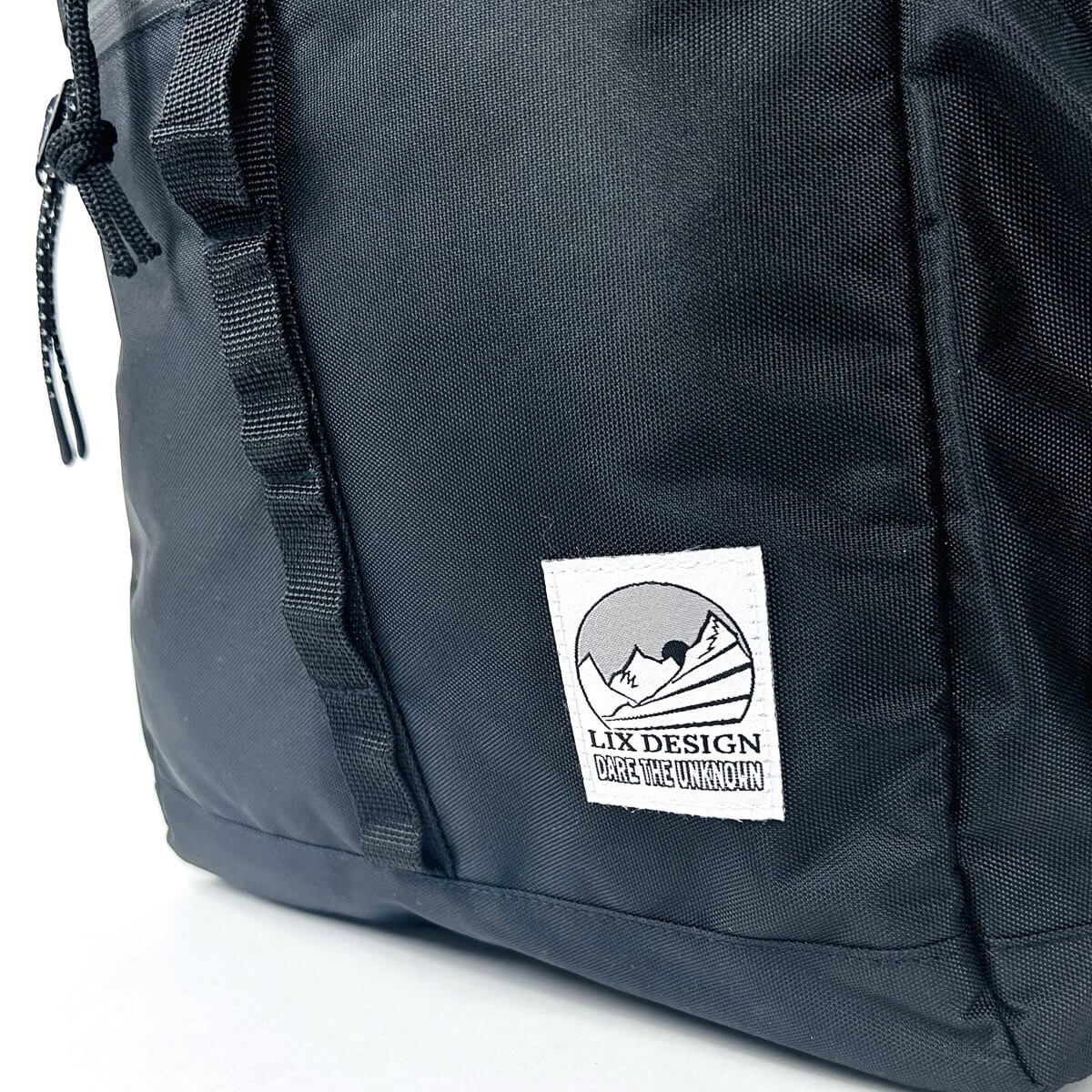 Sac à dos de couleur noir conçu par Lix design une entreprise Québécoise. Sac d'école noir Lavoie. Zip scellé. Sac de voyage en polyester recyclé. Backpack urban pour femme. Sac à dos urbain pour femme. Backpack made in canada. Lix. Sac a dos Canada
