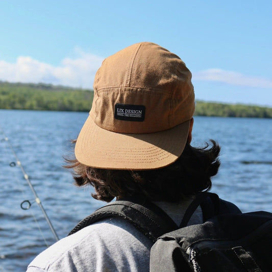 Casquette écoresponsable conçu par Lix design une entreprise Québécoise. Unisexe et fait de matières recyclées pour les plus écolos. Casquette de couleur brune avec étiquette noir. 5 pannels. Chapeau de pêche.