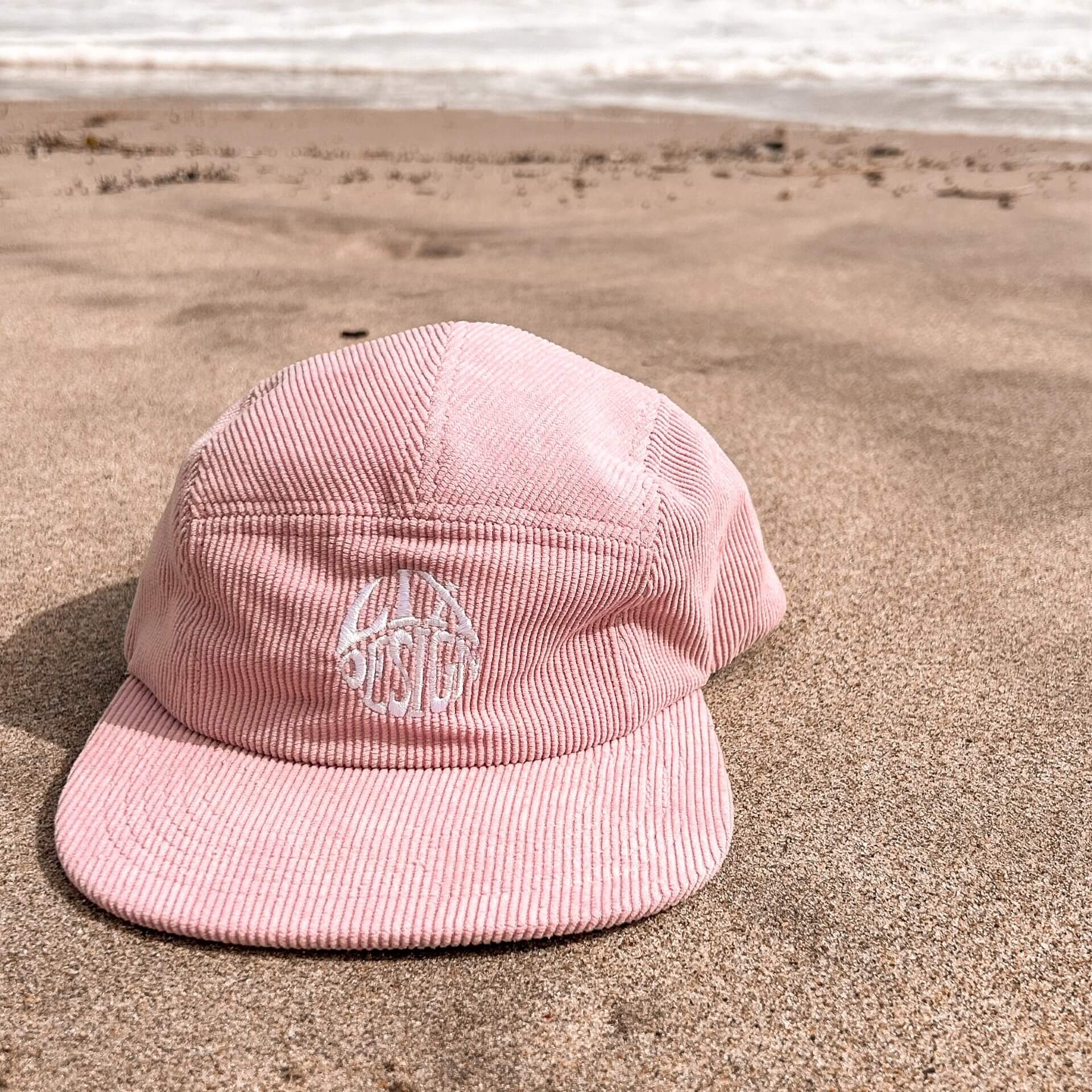 Lix design casquette écoresponsable conçu avec des matières recyclées par une entreprise québécoise. Fait de velours côtelé rose. Chapeau de plage.