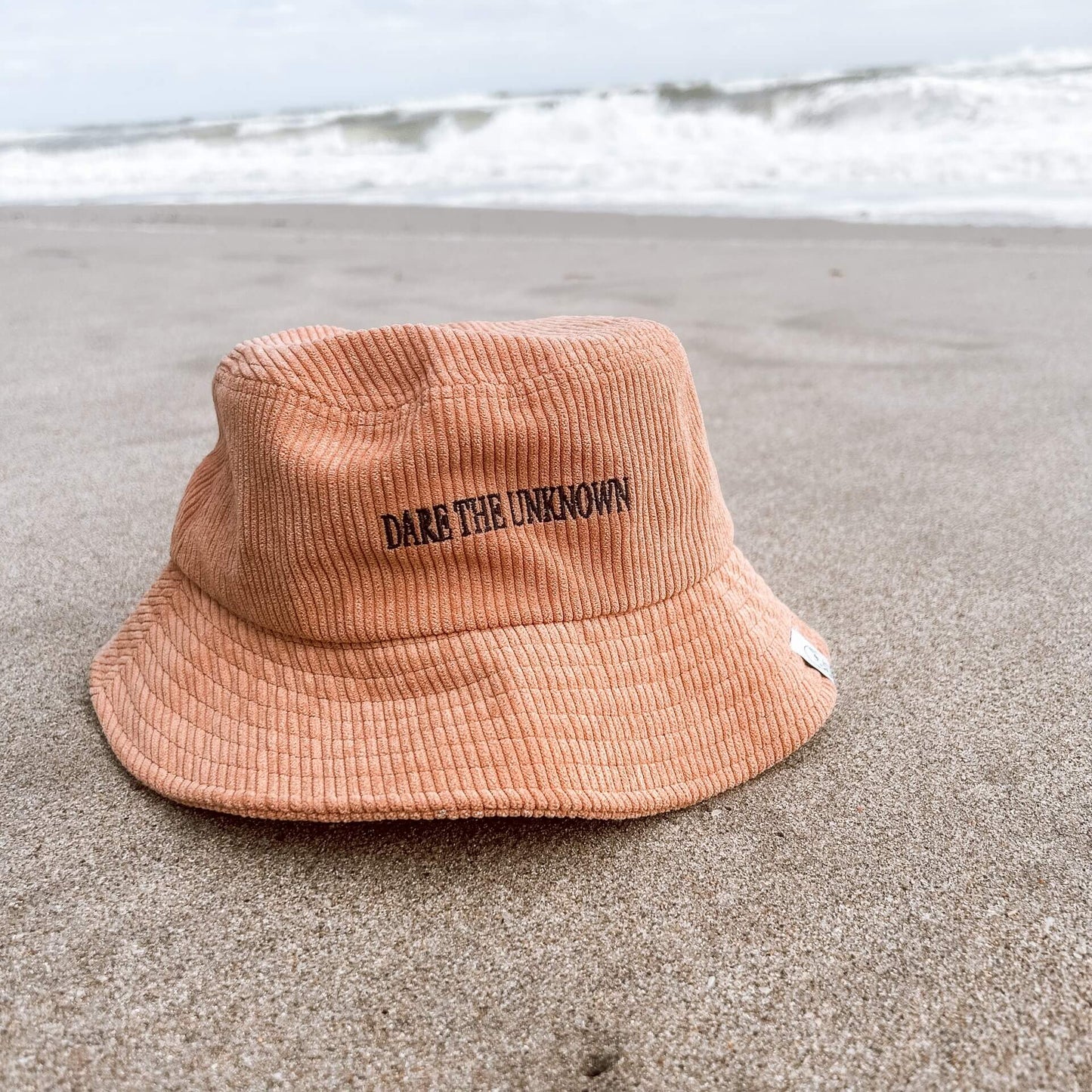 Lix design chapeau en velours cotelé recyclé concu par une entreprise québécoise. Fait de matières recyclées.