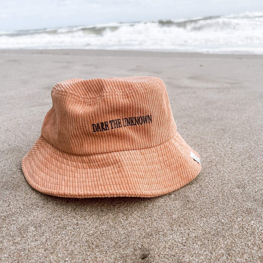 Lix design chapeau en velours cotelé recyclé concu par une entreprise québécoise. Fait de matières recyclées.