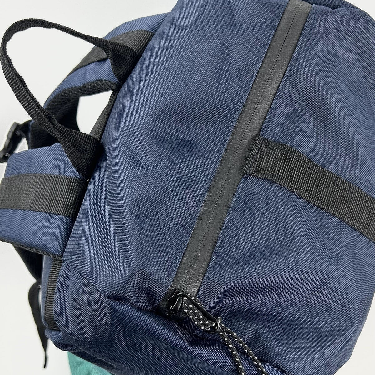 Sac à dos bleu deux couleurs fait de polyester recyclées. Écoresponsable. Sac Herschel. Passenger clothing backpack. Zip scellé. Notice the Reckless. The North Face. Passenger clothing Backpack. Pour les Montagnard. Backpack urban. Sac à dos urban femme. Backpack made in canada. Lix. Sac a dos Canada