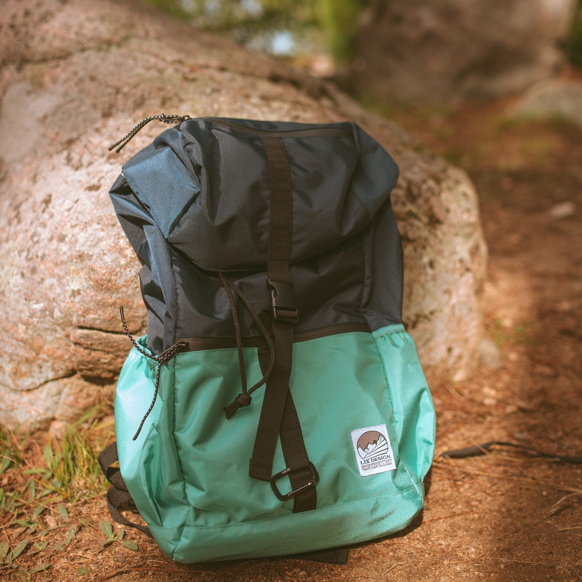 Sac a dos bleu marin et bleu turquoise. 26L. imperméable. Backpack 26L. Backpack made in canada. Lix. Sac a dos Canada