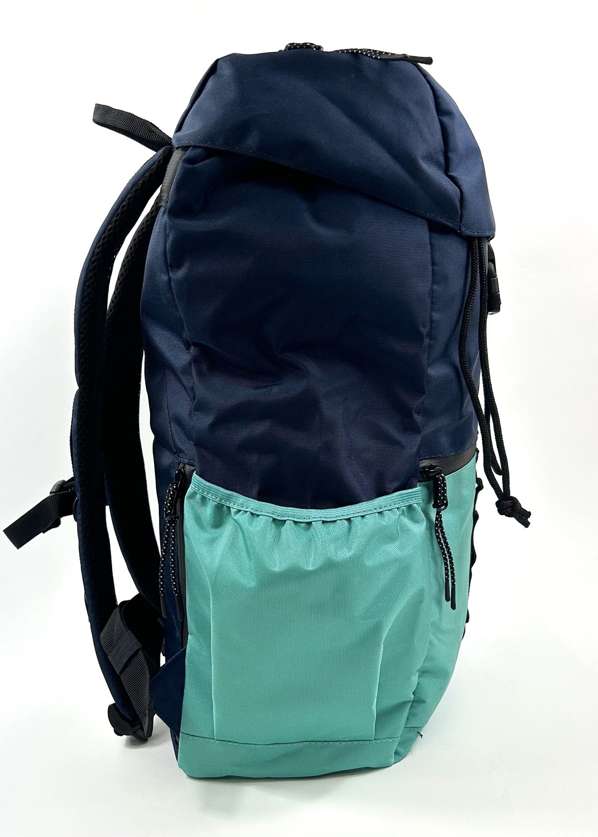 Sac à dos de couleur bleu marine et bleu turquoise conçu par Lix design une entreprise Québécoise. Fait de polyester recyclé. Sac d'école. Sac Lavoie. Sac Herschel. Sac bleu. Backpack. Backpack made in canada. Lix. Sac a dos Canada