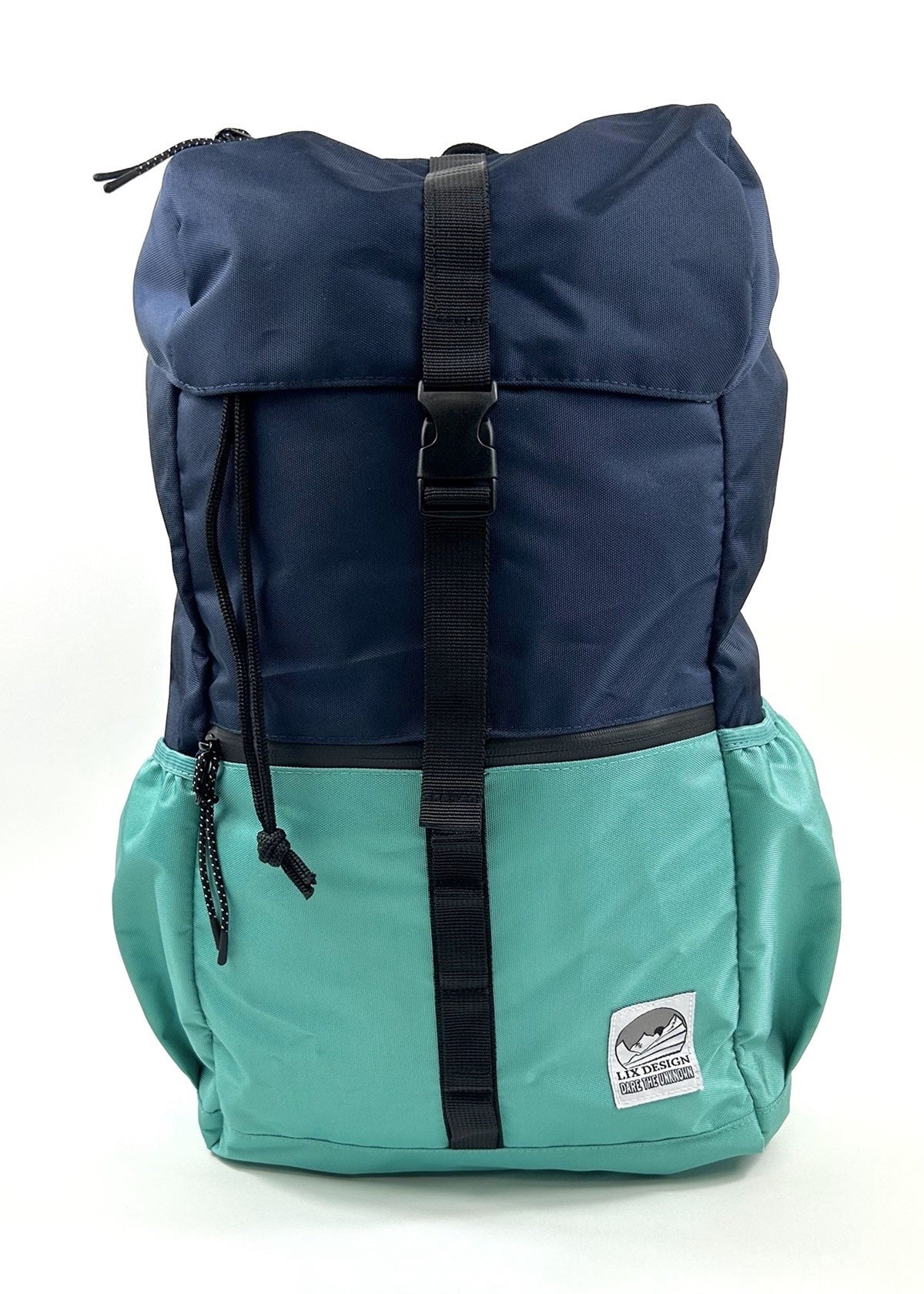 Sac à dos 26L de couleur bleu marin et bleu turquoise. Conçu par Lix Design une entreprise Québécoise. Fait de polyester recyclé. Zip scellé. Espace de rangement pour bouteille de chaque du sac. Pochette caché pour cellulaire à l'arrière. Passenger clothing. Sac d'école. Sac de voyage. Herschel. Canadian brand. Backpack made in canada. Lix. Sac a dos Canada