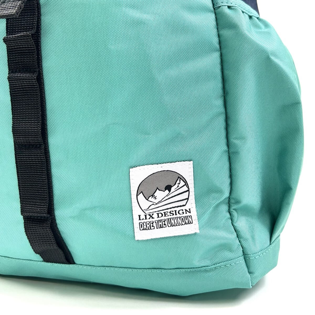 Backpack made from recycled polyester from plastic bottles. Blue color. Backpack blue. Passenger clothing backpack. Canadian Brand. Recycled polyester Backpack. Étiquette blanche.