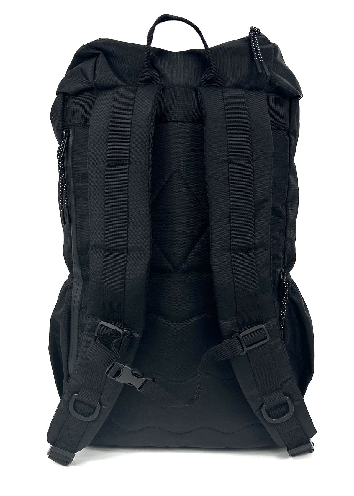 Sac à dos (backpack) noir. Dos rembourré. sac 26L. Brettelles rembourrés. Sac à dos Herschel. Sac à dos Lavoie. Entreprise québécoise. Polyester recyclé. Bouteilles de plastique recyclés. Sac d'aventure 26L. Sac d'école Lavoie fait de matières recyclées. Backpack made in canada. Lix. Sac a dos Canada