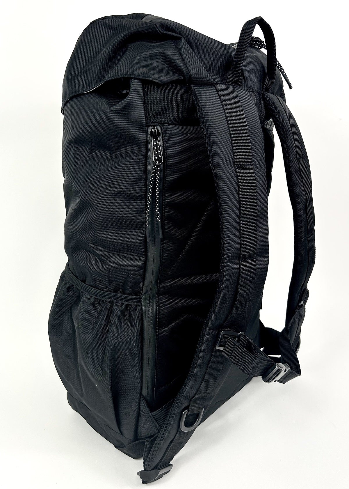 Sac à dos noir fait de bouteilles de plastique recyclées. Conçu par Lix design une entreprise Québécoise. Sac à dos Lavoie. Sca d'école herschel. Sac de voyage passenger clothing. Sac 26L pour le camping. Backpack made in canada. Lix. Sac a dos Canada