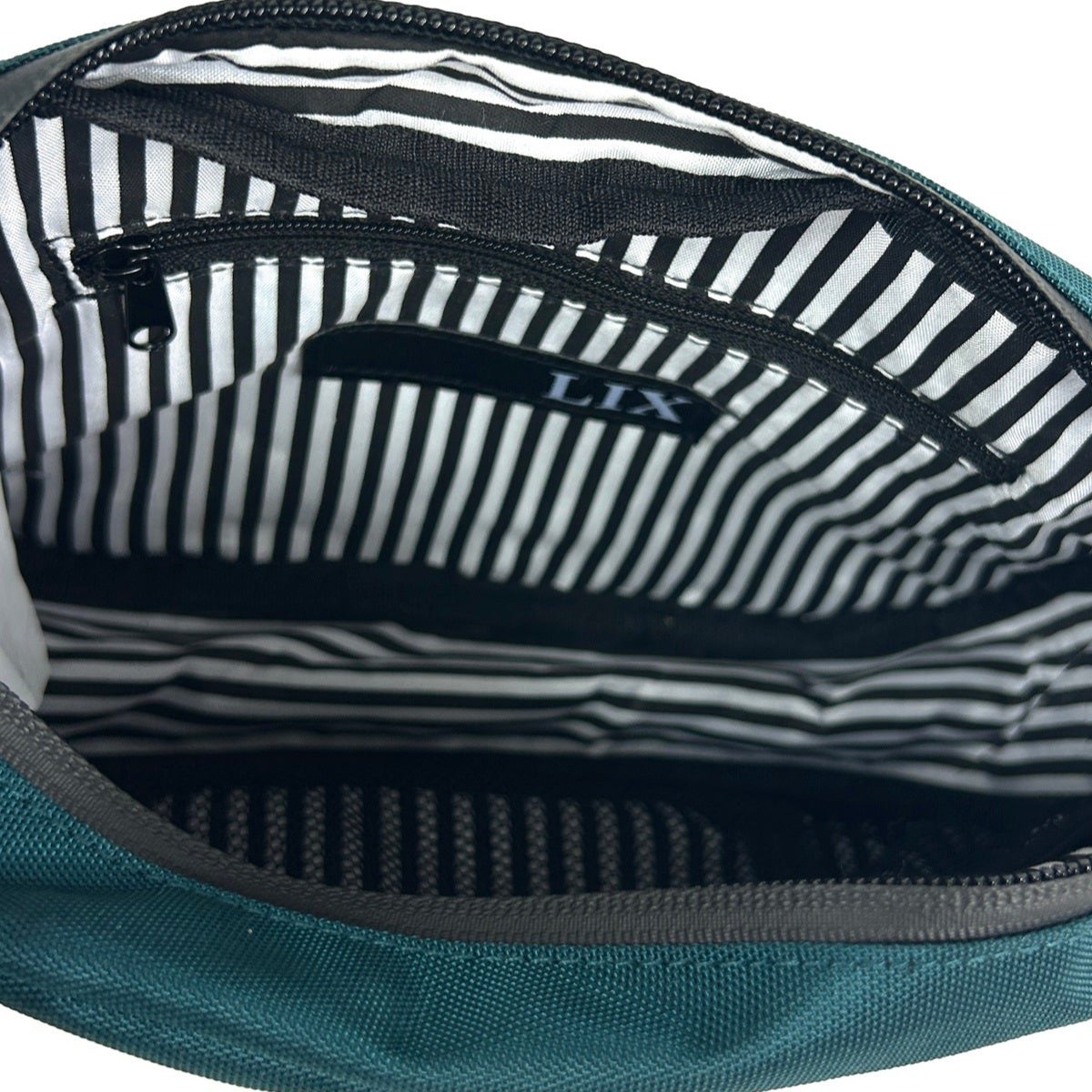 Intérieur a rayure blanc et noir conçu avec des matières recyclées.