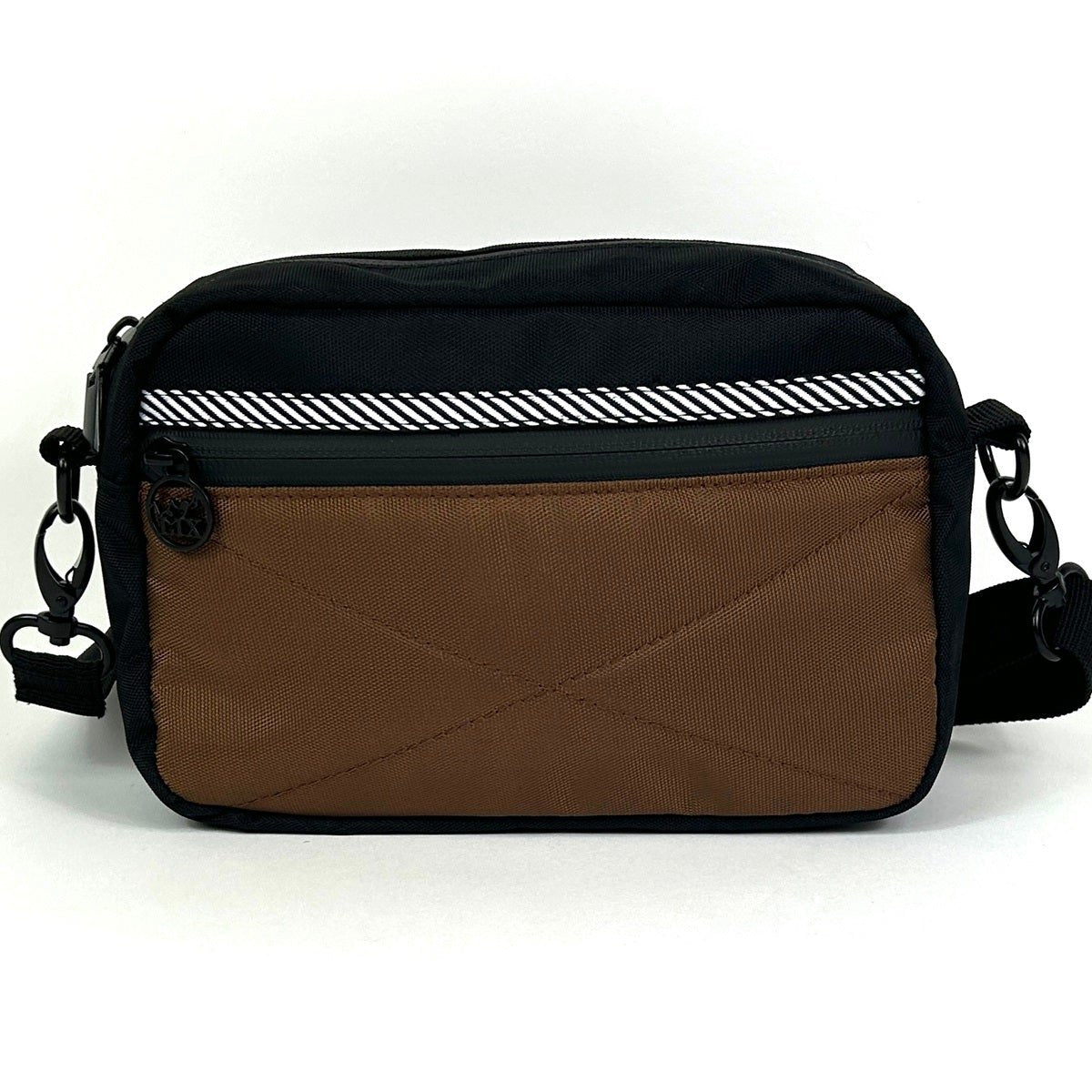 Sac à bandoulière de couleur noir et brun fait de matières recyclées.