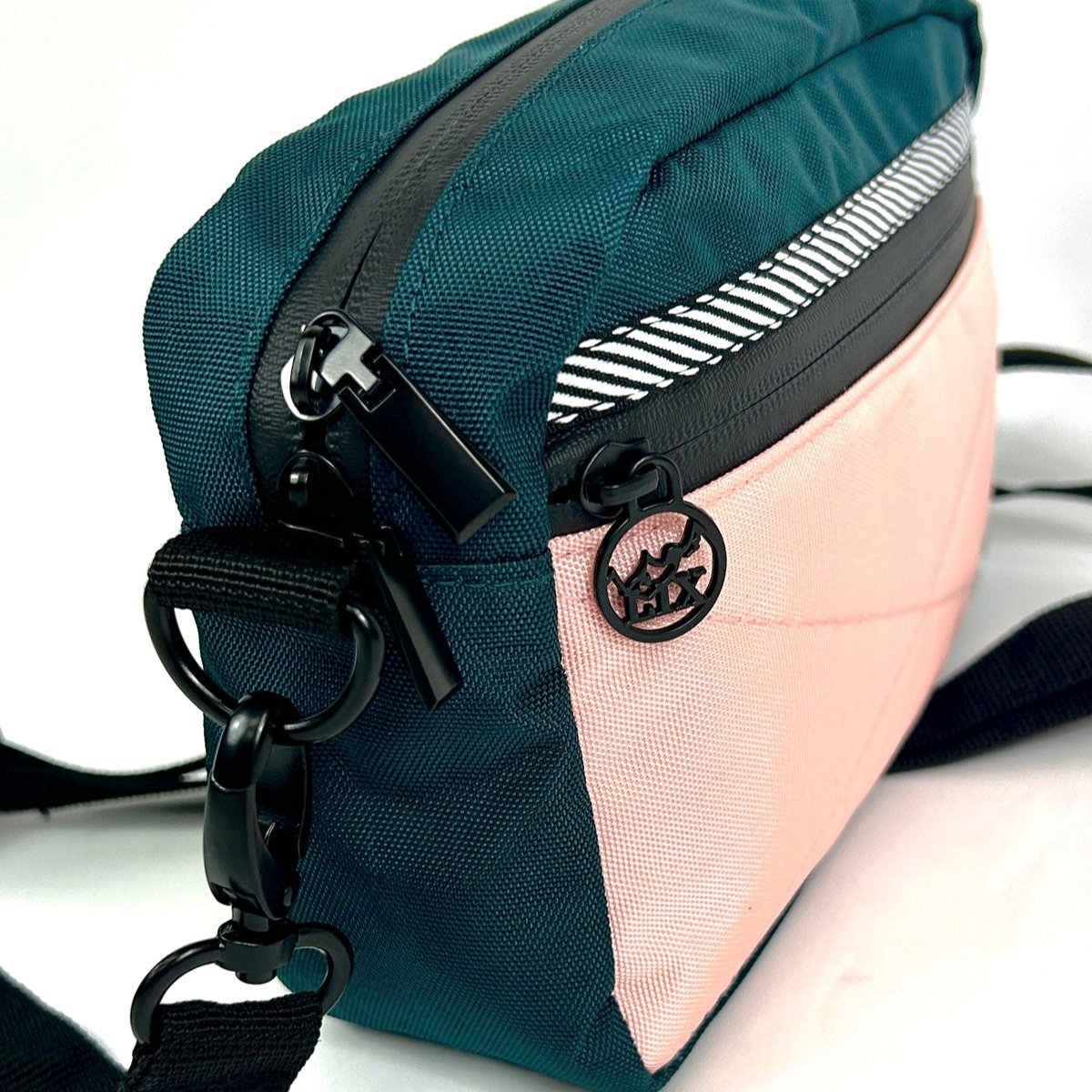 Sac bandoulière, sac banane conçu par Lix design une entreprise Québécoise.