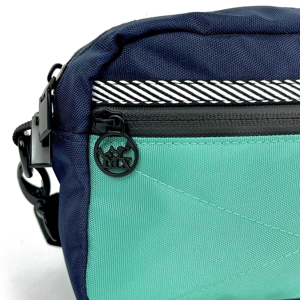 Sac bandoulière sac banane hip bag fanny pack de couleur bleue avec zip scellé. Conçu par Lix design une entreprise Québécoise. Fait de matières recyclées.