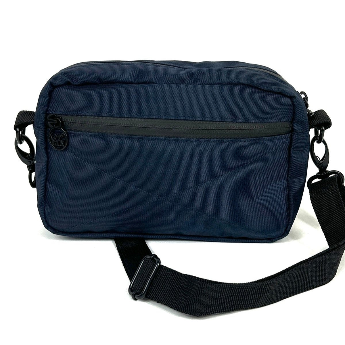 Sac bandoulière sac banane bleu réversible conçu par lix design une entreprise québécoise. Conçu avec des matériaux recyclés. Fermeture éclaire scellées.