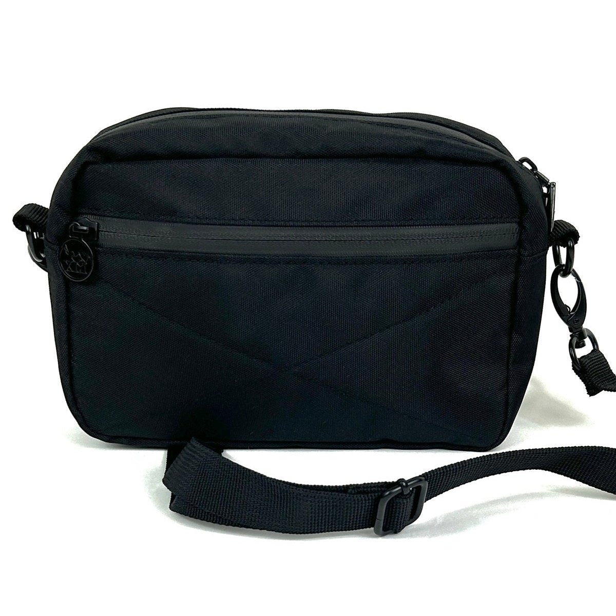 Sac à bandoulière, sac banane noir réversible avec ganse amovible.