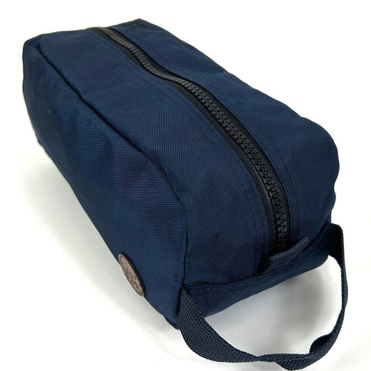 Trousse pochette étui en polyester recyclé de couleur bleue avec fermeture éclair noir. Pratique et écoresponsable. Conçu par Lix design une entreprise Québécoise. Fais de polyester recyclé. Étui Canada.