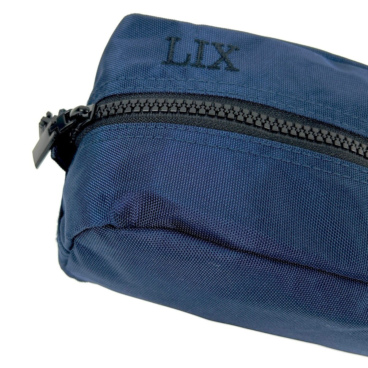 Trousse pochette étui en polyester recyclé de couleur bleue avec fermeture éclair noir. Pratique et écoresponsable. Conçu par Lix design une entreprise Québécoise. Fais de polyester recyclé. Matières écoresponsable.