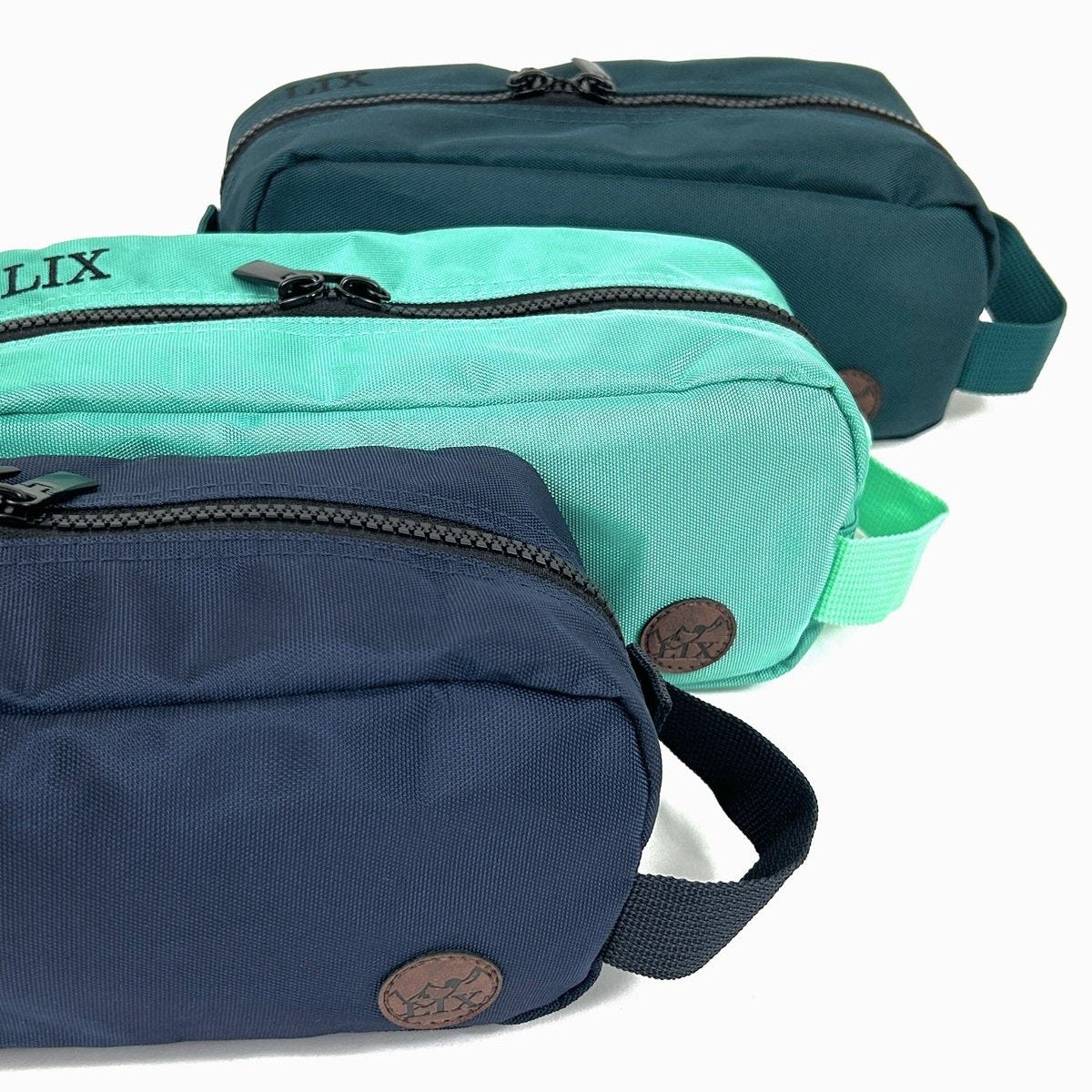 Trousse pochette étui en polyester recyclé de couleur bleue avec fermeture éclair noir. Pratique et écoresponsable. Conçu par Lix design une entreprise Québécoise. Fais de polyester recyclé. Matières écoresponsable. Grande et pratique. Étui Canada.