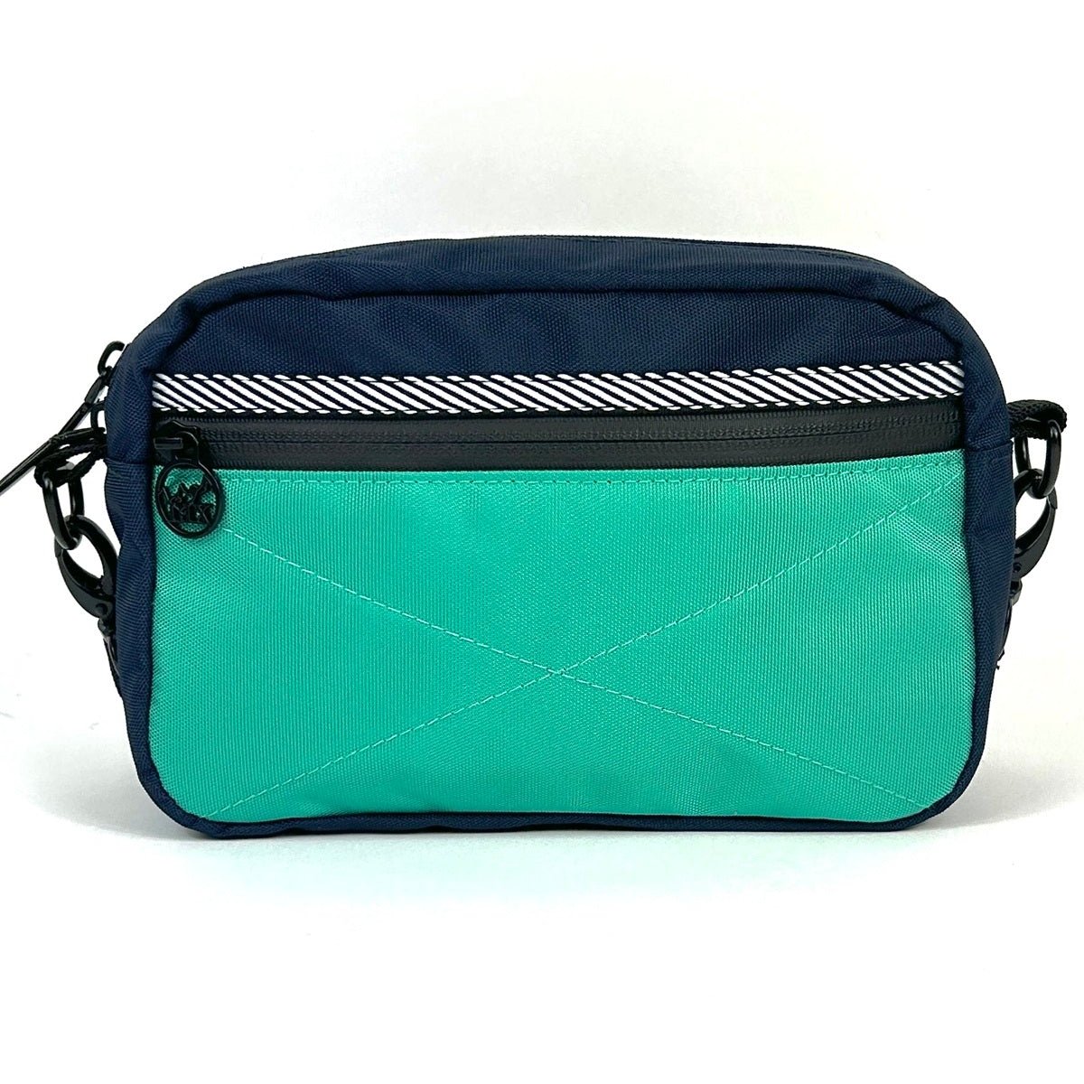 Sac bandoulière bleu turquoise conçu par lix design une entreprise québécoise. Fait de matières recyclées en polyester recyclé.