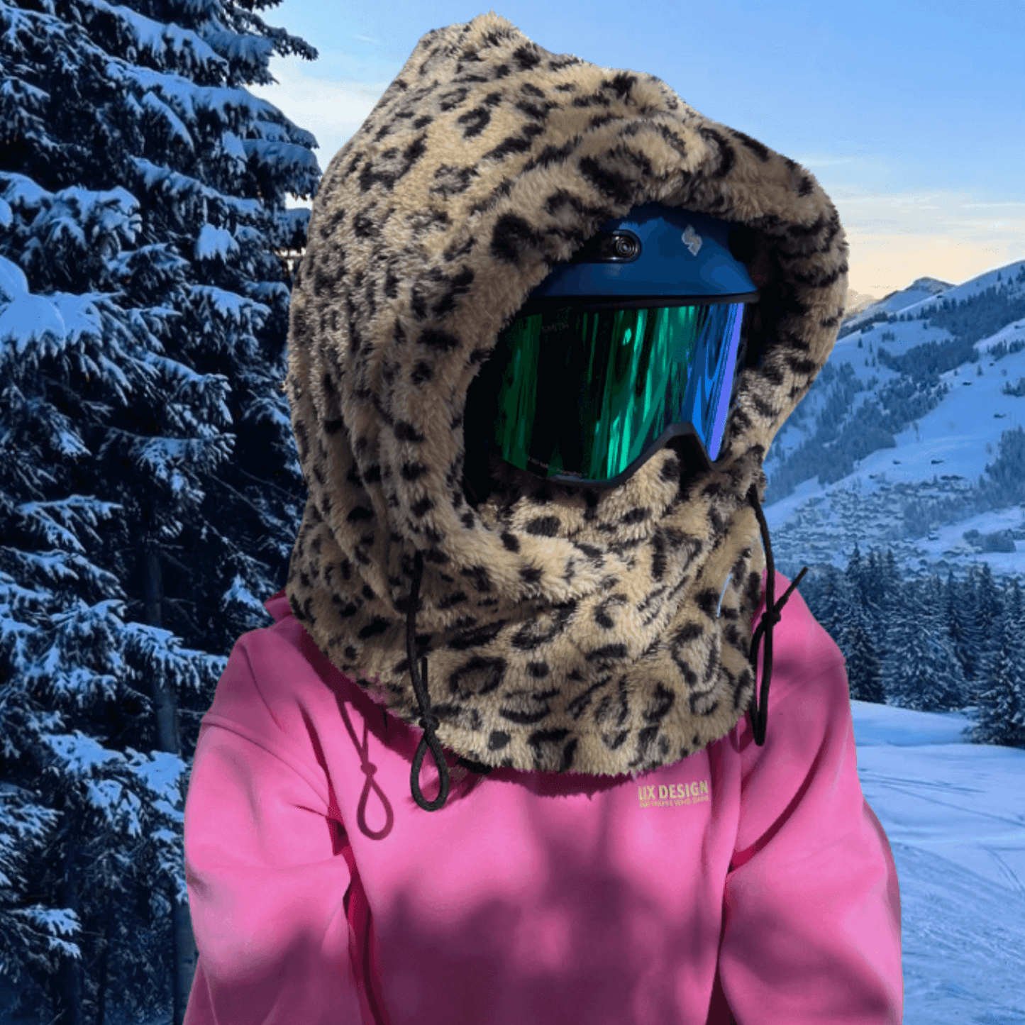 Passe montagne en léopard conçu par lix pour porter par dessus le casque de ski.