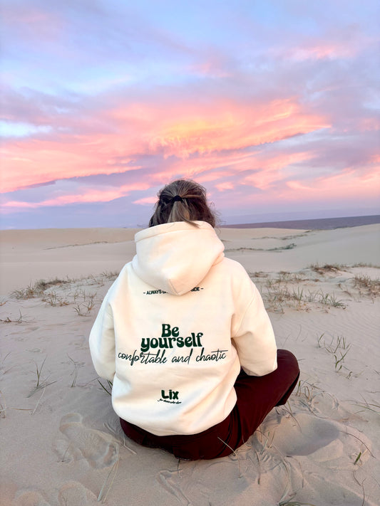 hoodie beige oversize pour homme et femme avec broderie au dos. concu par lix une entreprise quebecoise. coucher de soleil.