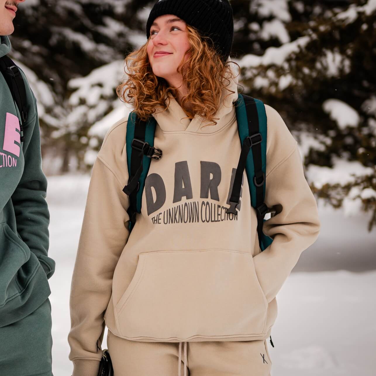 Hoodie Beige DARE - The Unknown Collection. Chandail confortable et stylé . Confectionné à partir de matériaux de haute qualité, ce sweat à capuche est doux, durable et parfait pour toutes les saisons. Caractéristiques principales, design audacieux, Lettrage 3D "DARE" pour un look unique et moderne. Confort exceptionnel, tissu doux et chaud. idéal pour vos aventures en plein air ou vos moments de détente.
Style polyvalent : Coupe décontractée qui s'adapte à toutes les morphologies. Unisexe.