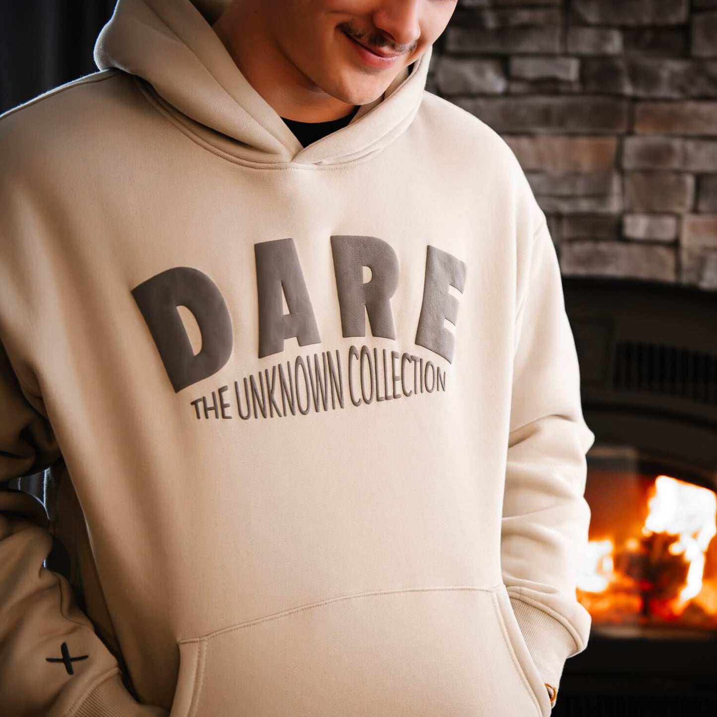 Hoodie beige avec inscription grise foncé en lettrage 3D. Fais de coton doux et chaud. Épais chandail.