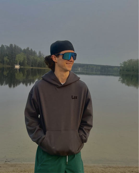 hoodie chandail a capuchon gris avec broderie lix noir minimaliste pour homme et femme. explore embossé sur la capuche concu par lix une entreprise québécoise.