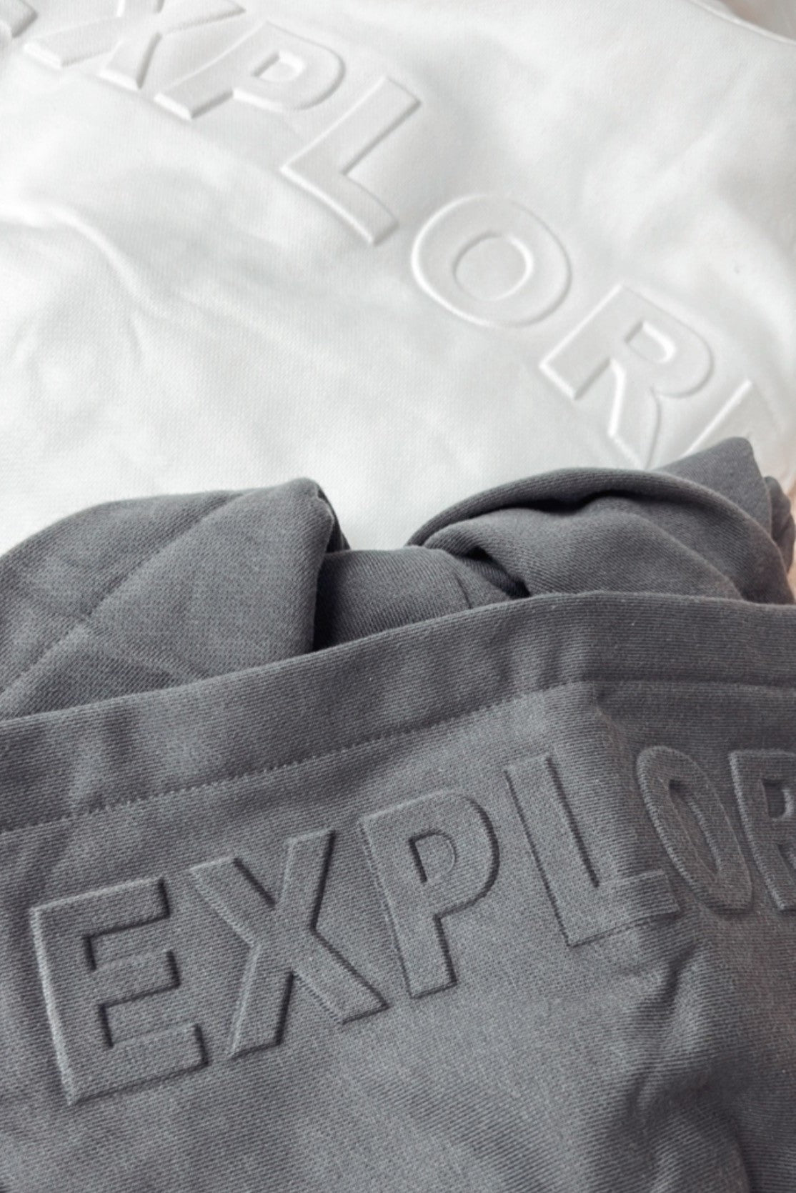 Hoodie lix explore gris et blanc conçu au Québec par Lix.  Abitibi