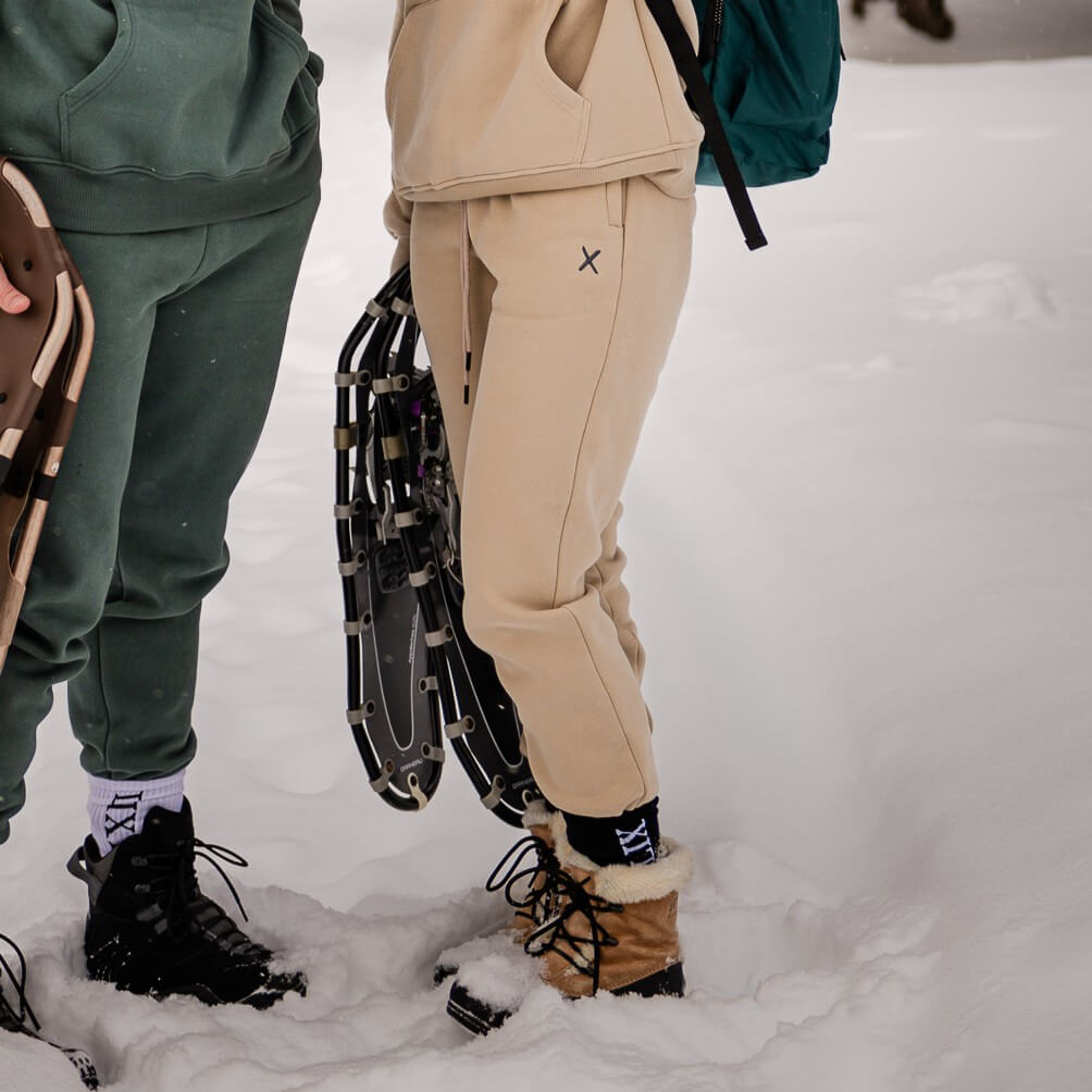 Jogger set beige unisexe avec poches. Ajustement à la taille. Conçu par lix une entreprise Québécoise.
