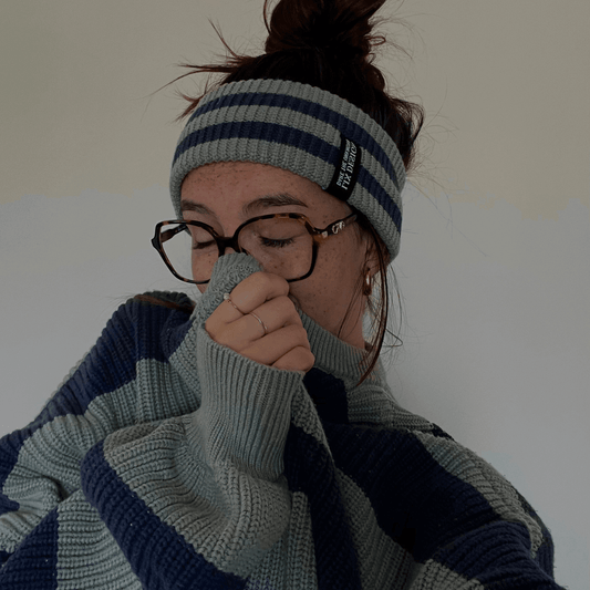 Lix bandeau en tricot vert et bleu.