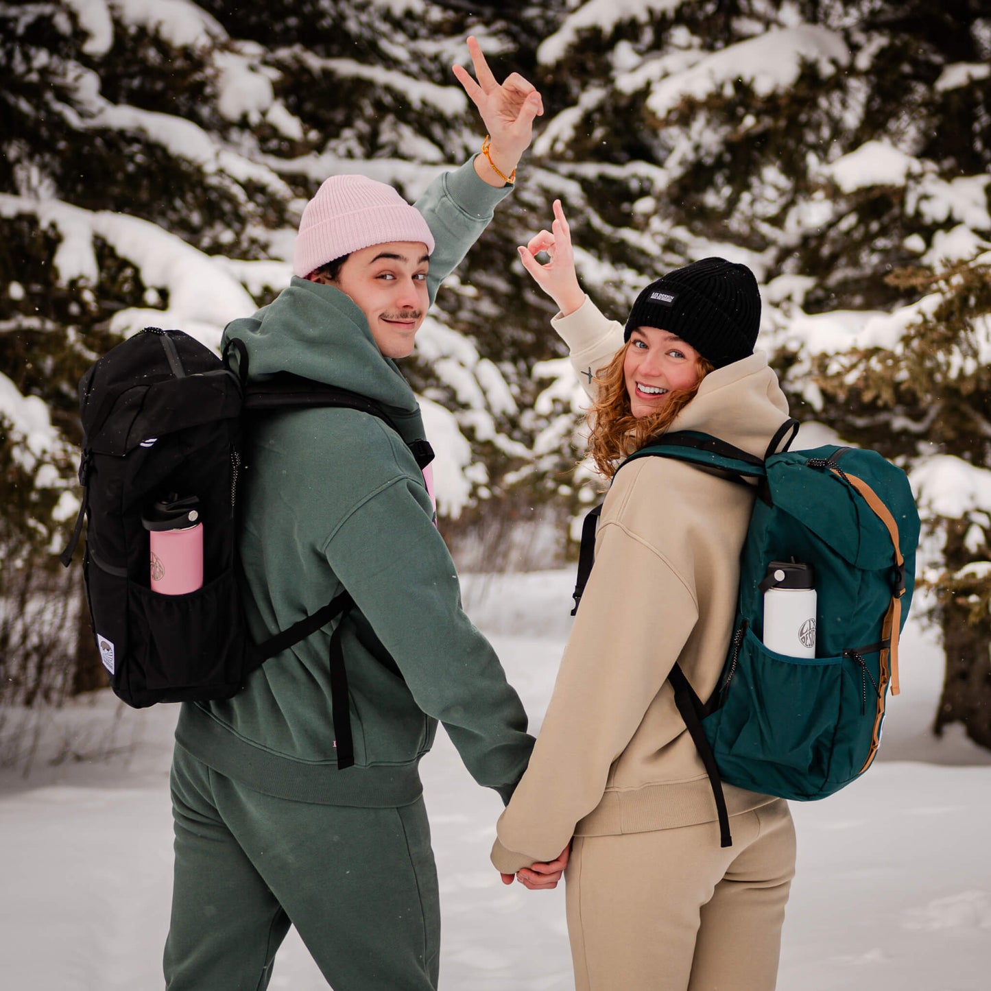 Collection lets get cozy. Matching set en coton chaud et confortable avec sac à dos en polyester recyclé. Bouteilles isothermes 24oz. Backpack made in canada. Lix. Sac a dos Canada