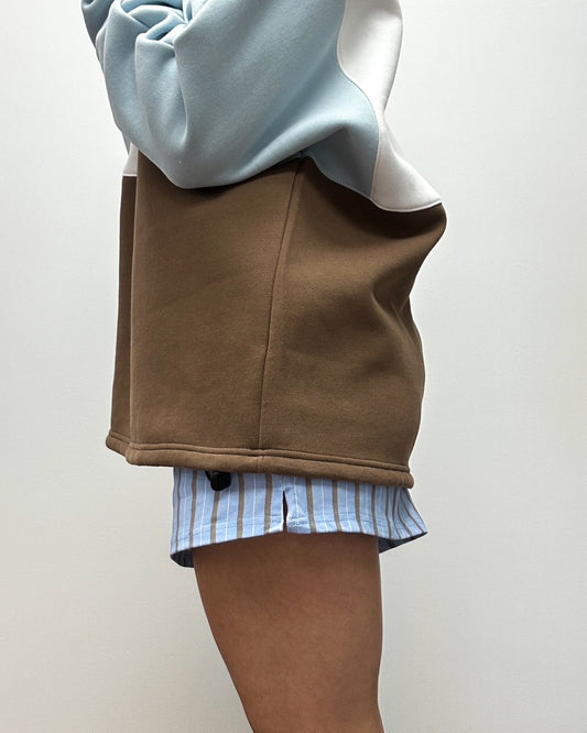 Crewneck chandail brune blanc et bleu. Trois couleurs confortable pour femme concu par lix une entreprise québécoise. Short bleu avec rayure brune.
