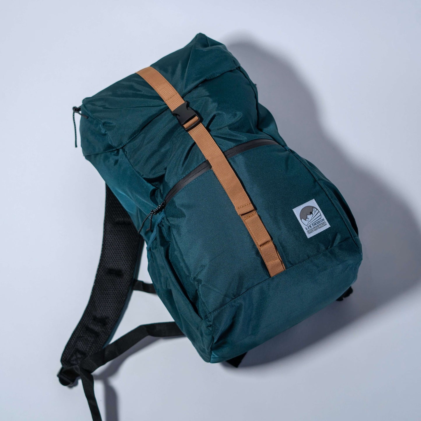Sac à dos conçu par Lix Design une entreprise Québécoise, fabriqué à partir de bouteilles de plastique recyclées. 26 Litres. Sangles confortable et rembourrées. Dos rembourré. Espace de rangement pour ordinateur portable. Fermeture éclaire scellé. Sac 26L recyclé. Herschel backpack. Sac à dos Lavoie. Entreprise Québécoise. Passenger clothing backpack. Backpack made in canada. Lix. Sac a dos Canada