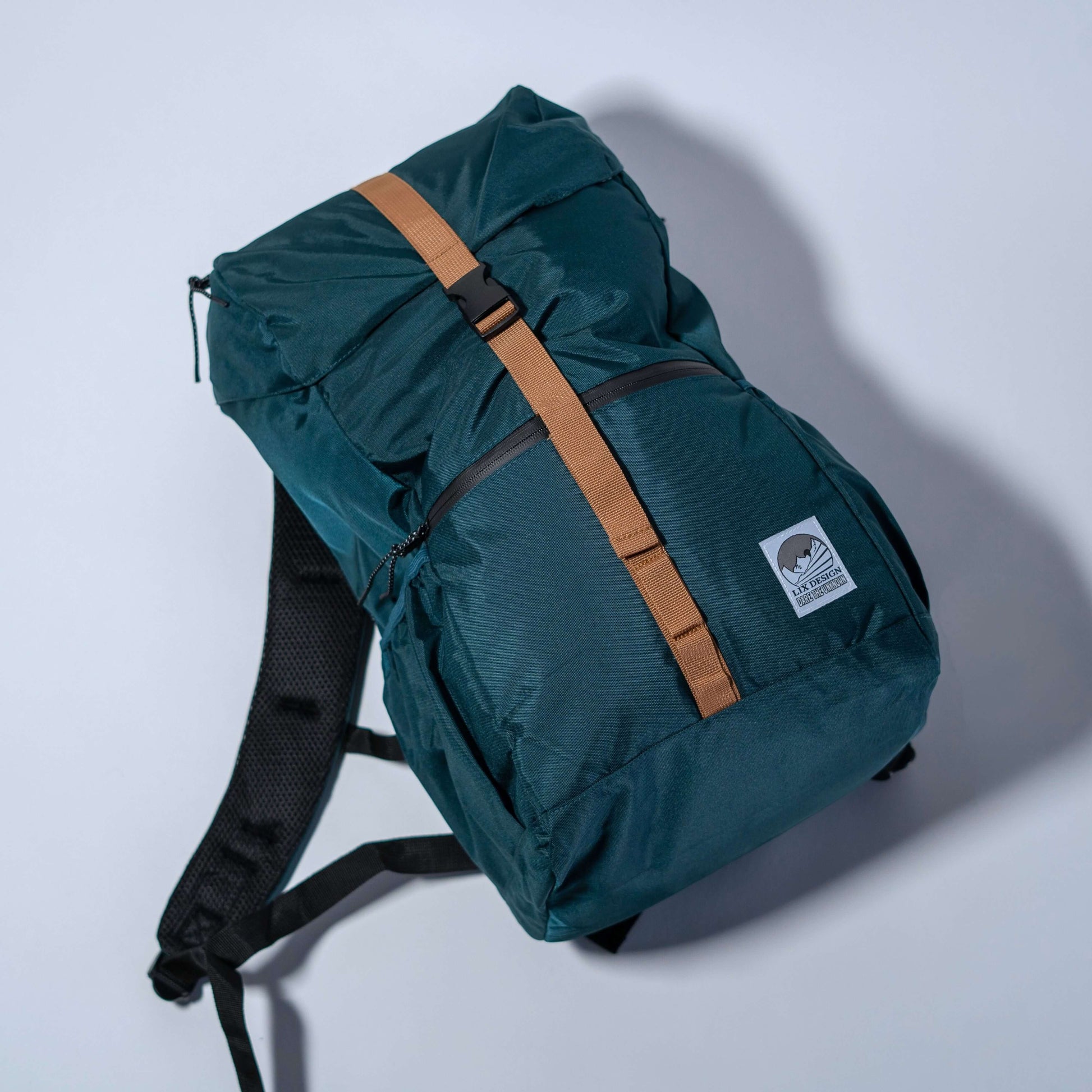 Sac à dos conçu par Lix Design une entreprise Québécoise, fabriqué à partir de bouteilles de plastique recyclées. 26 Litres. Sangles confortable et rembourrées. Dos rembourré. Espace de rangement pour ordinateur portable. Fermeture éclaire scellé. Sac 26L recyclé. Herschel backpack. Sac à dos Lavoie. Entreprise Québécoise. Passenger clothing backpack. Backpack made in canada. Lix. Sac a dos Canada