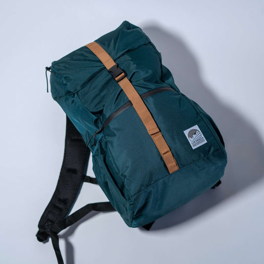 Sac à dos conçu par Lix Design une entreprise Québécoise, fabriqué à partir de bouteilles de plastique recyclées. 26 Litres. Sangles confortable et rembourrées. Dos rembourré. Espace de rangement pour ordinateur portable. Fermeture éclaire scellé. Sac 26L recyclé. Herschel backpack. Sac à dos Lavoie. Entreprise Québécoise. Passenger clothing backpack. Backpack made in canada. Lix. Sac a dos Canada