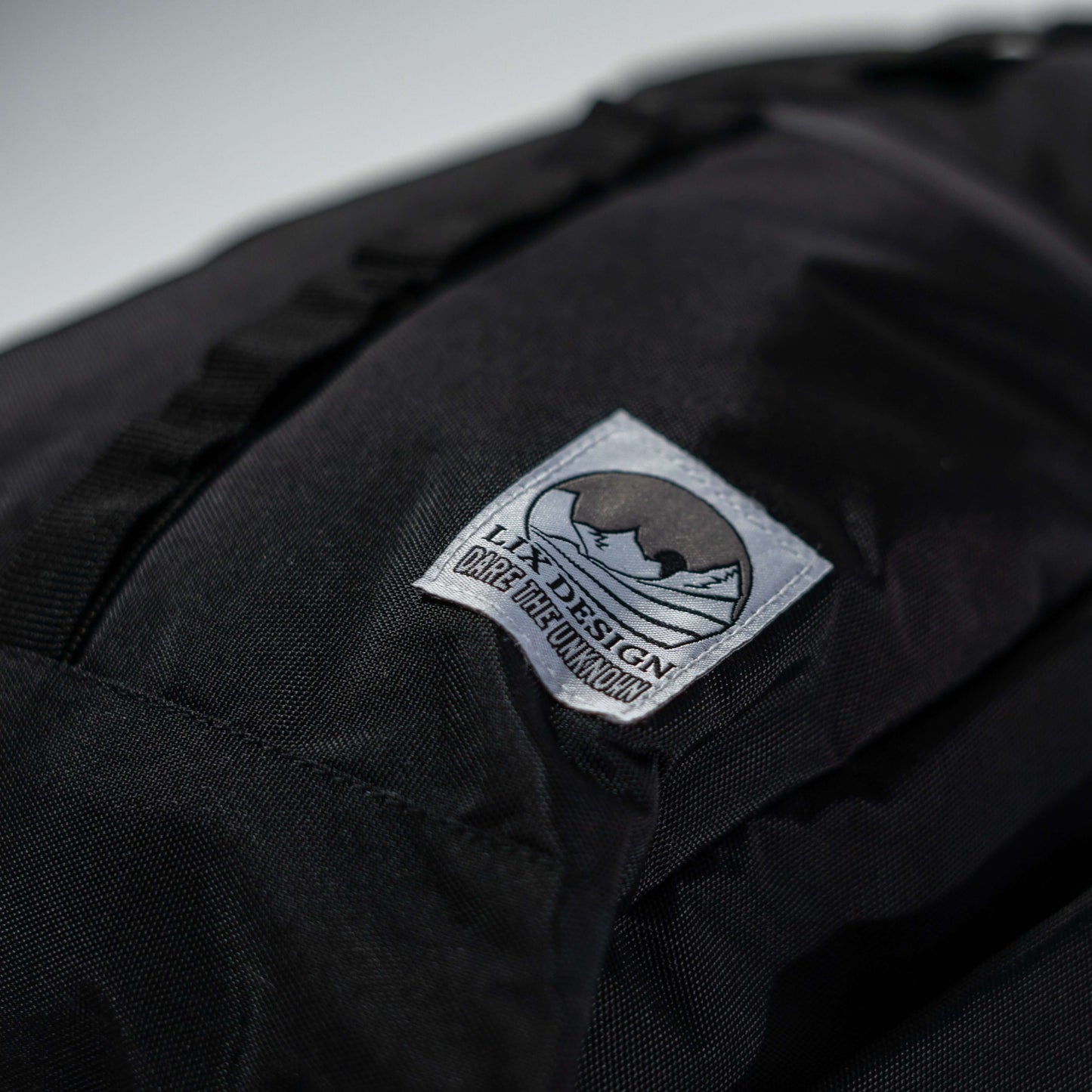 Sac à dos noir en polyester recyclé conçu par lix une entreprise. Backpack made in canada. Lix. Sac a dos Canada. Québécoise.