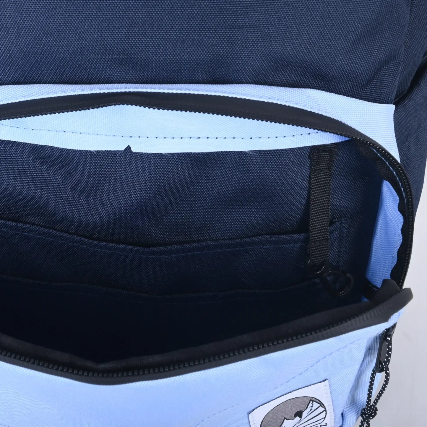 Sac à dos bleu en polyester recyclé conçu par LIX une compagnie Québécoise. hydrofuge