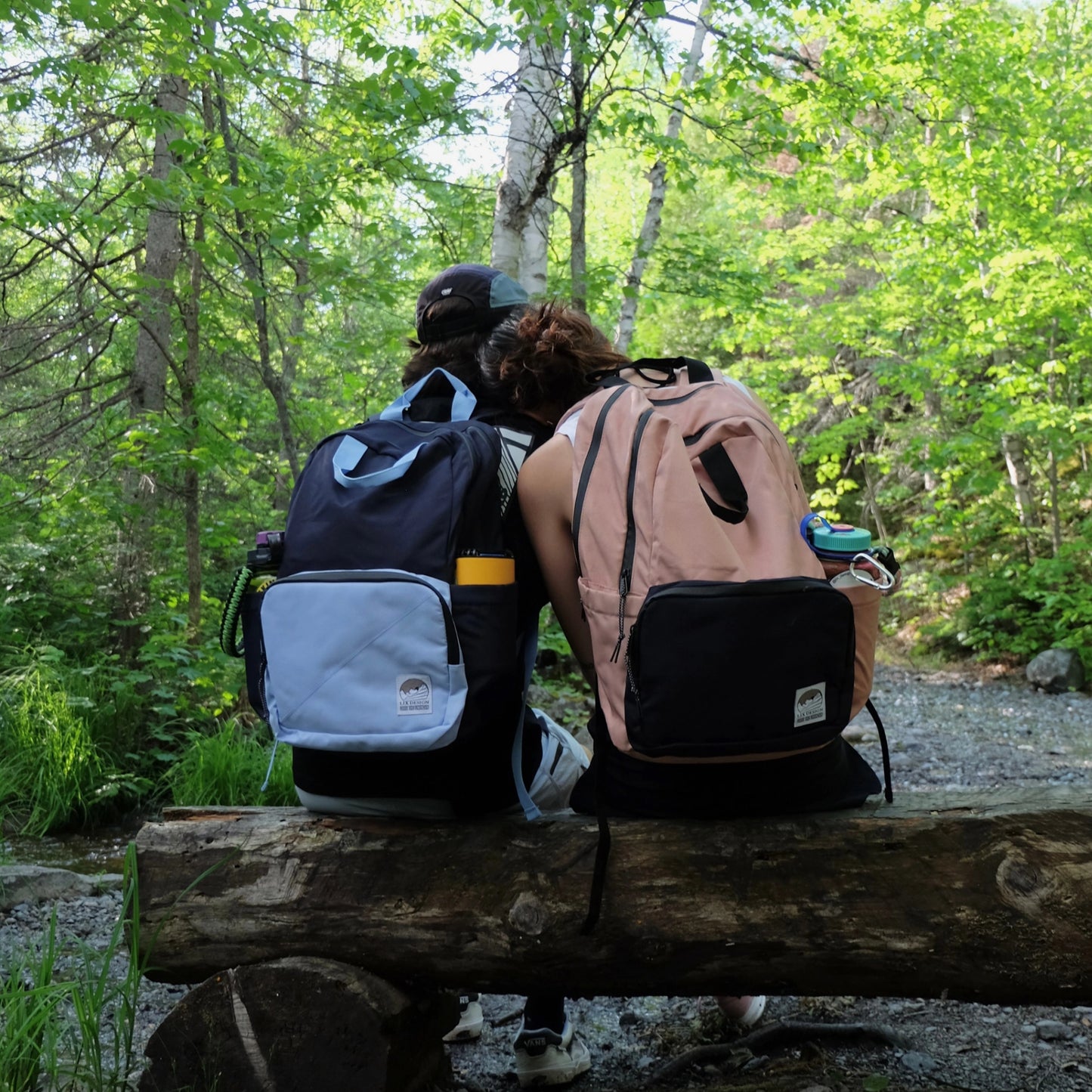 Sac à dos bleu et rose conçu au Québec par LIX design. hydrofuge