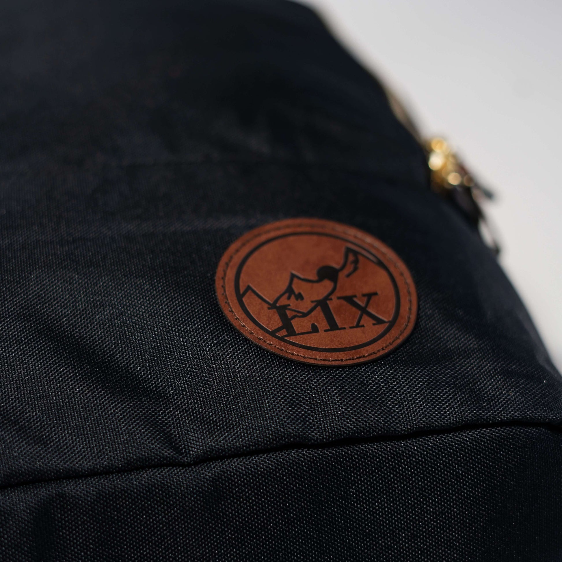 Sac à dos noir en polyester recyclé conçu par Lix une compagnie Backpack made in canada. Lix. Sac a dos CanadaQuébécoise.