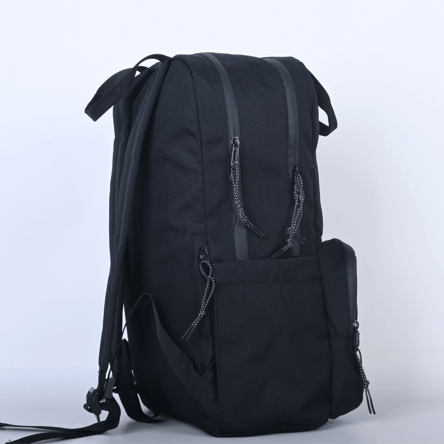 Sac à dos noir conçu au Québec par Lix design. hydrofuge